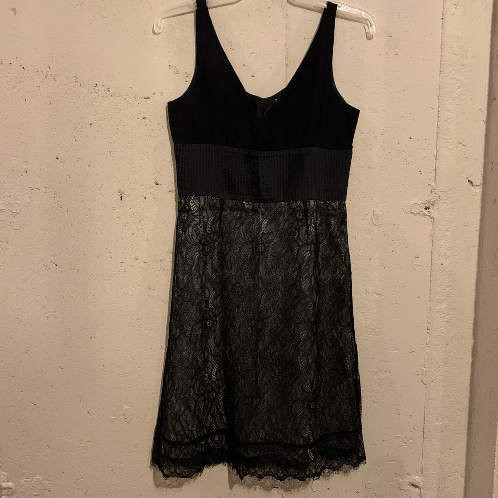 100% Silk Cocktail Dress Knee Length Lace Sleeveless V Neck Size Small 4 Anthro